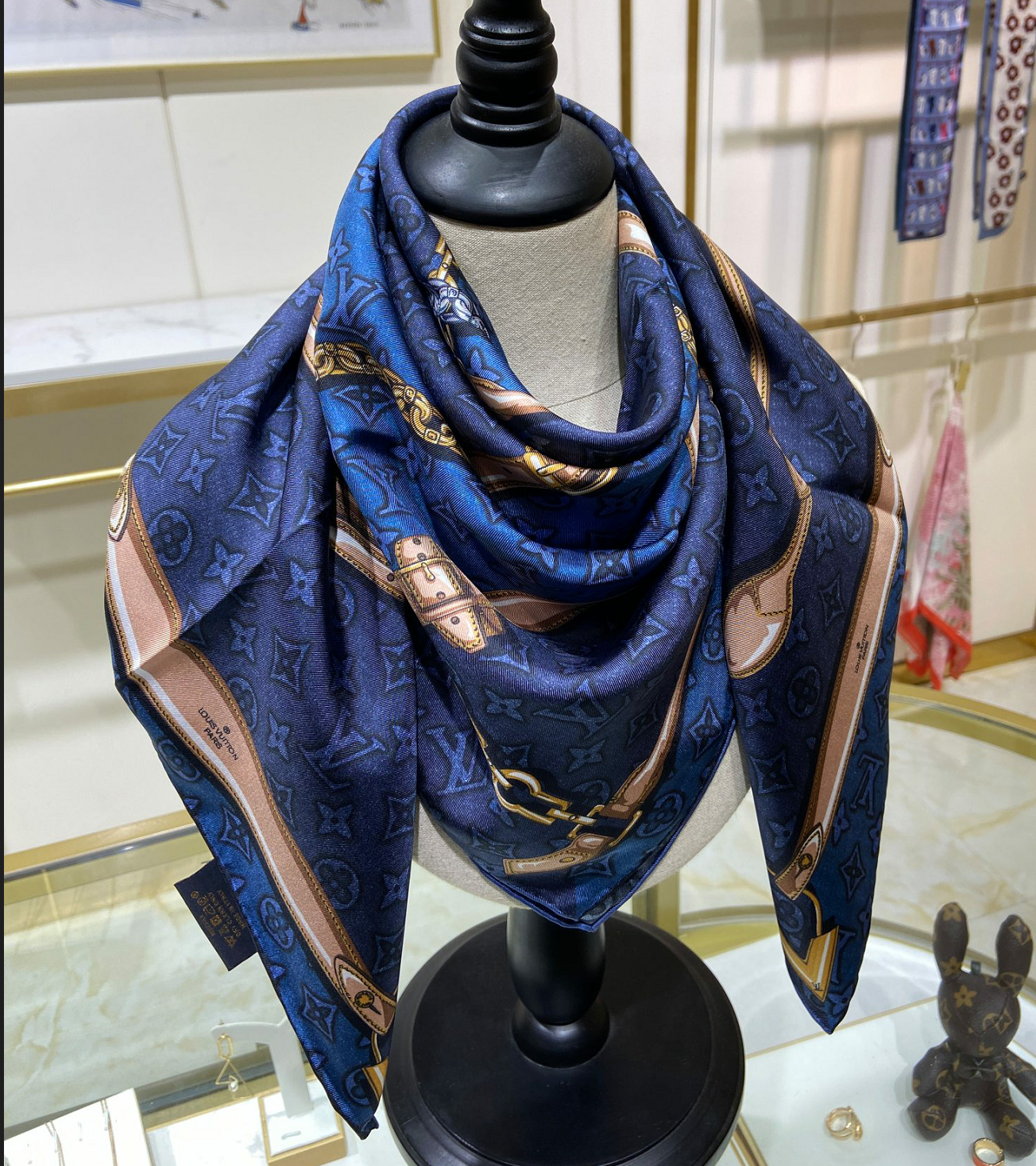 Versatility Redefined: Fashion-Forward Silk Scarf for Every Outfit in Your Closet