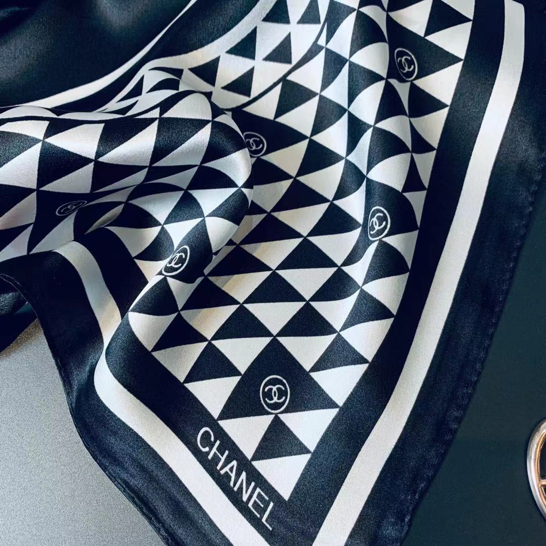Fashion Essential: Multi-Style Silk Scarf for Anyone Who Loves Versatile Style