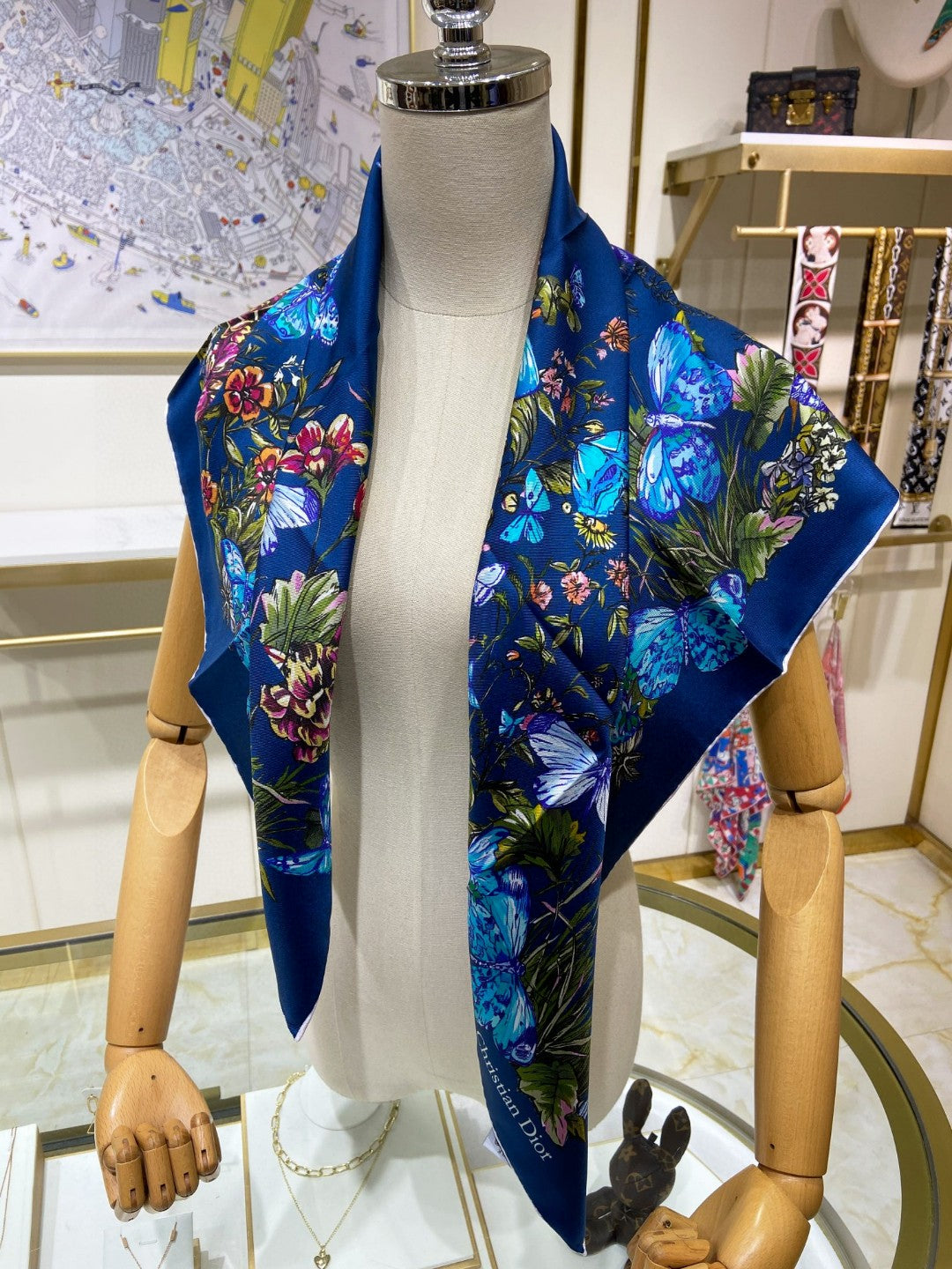 Fashionable Silk Scarf: Versatile Style That Transitions From Day to Night
