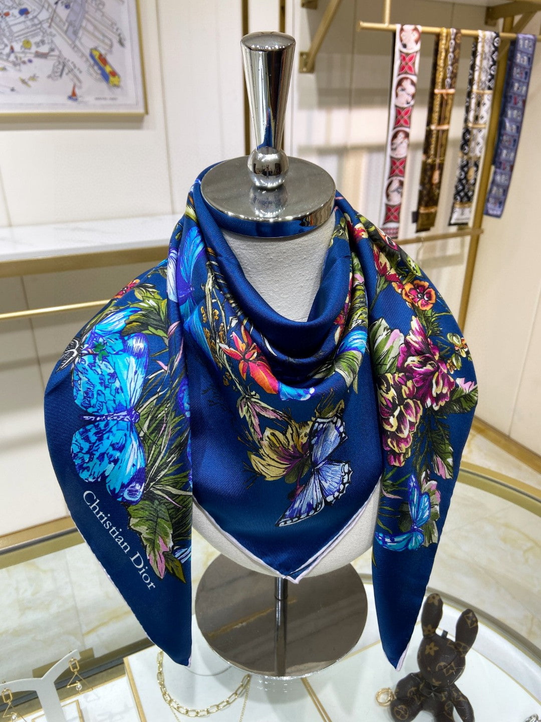 Fashionable Silk Scarf: Versatile Style That Transitions From Day to Night