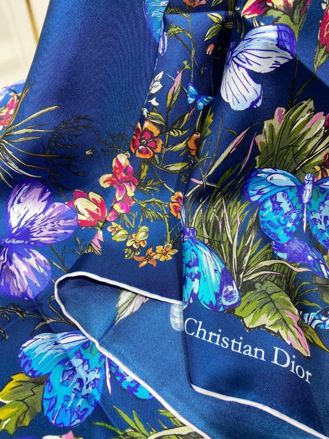 Fashionable Silk Scarf: Versatile Style That Transitions From Day to Night