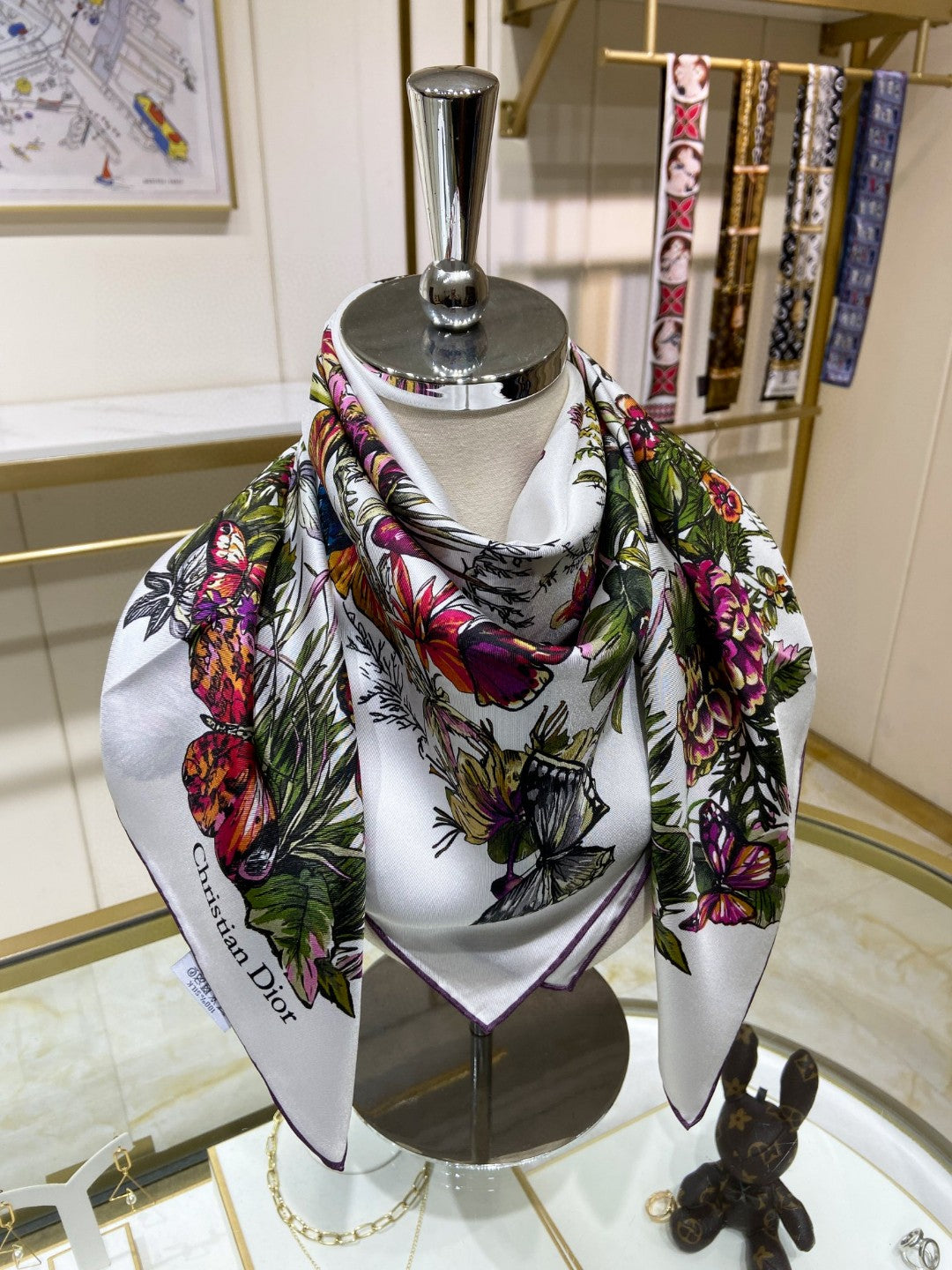 Fashionable Silk Scarf: Versatile Style That Transitions From Day to Night