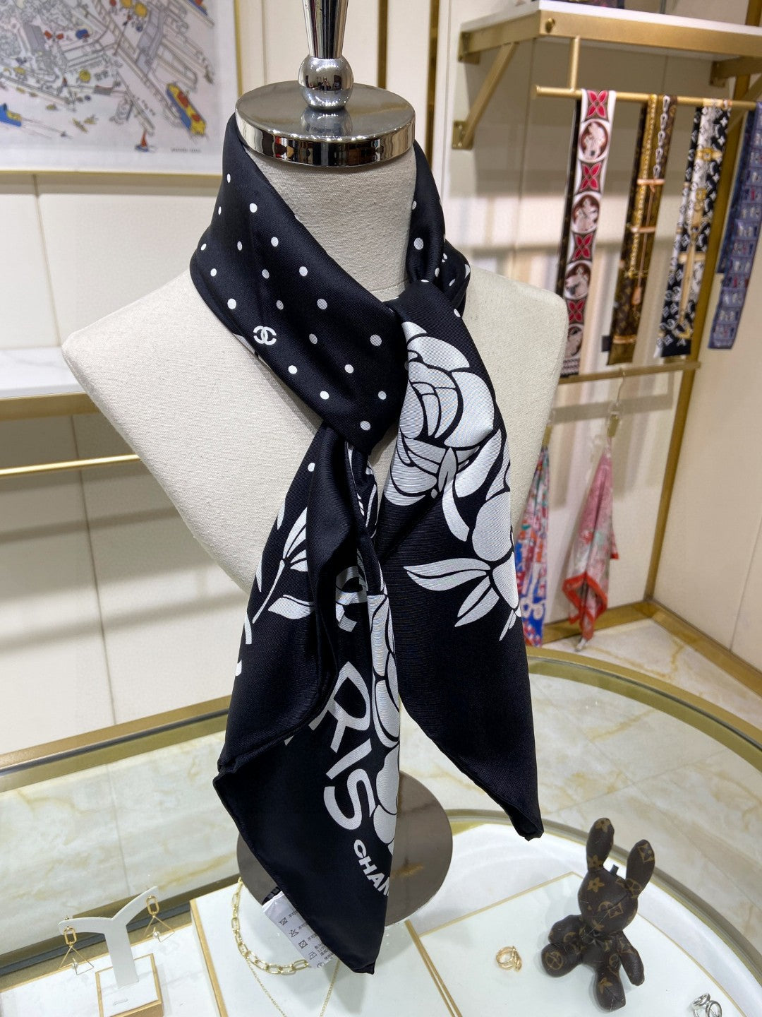 Trendy Silk Scarf: Multipurpose Design to Elevate Your Fashion Game