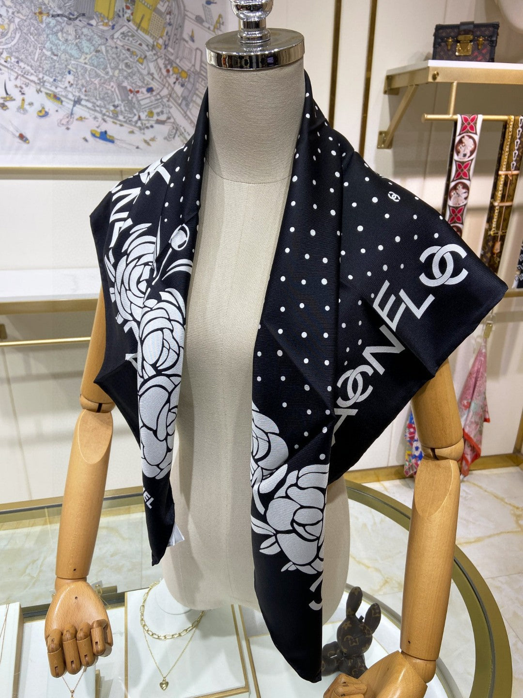 Trendy Silk Scarf: Multipurpose Design to Elevate Your Fashion Game