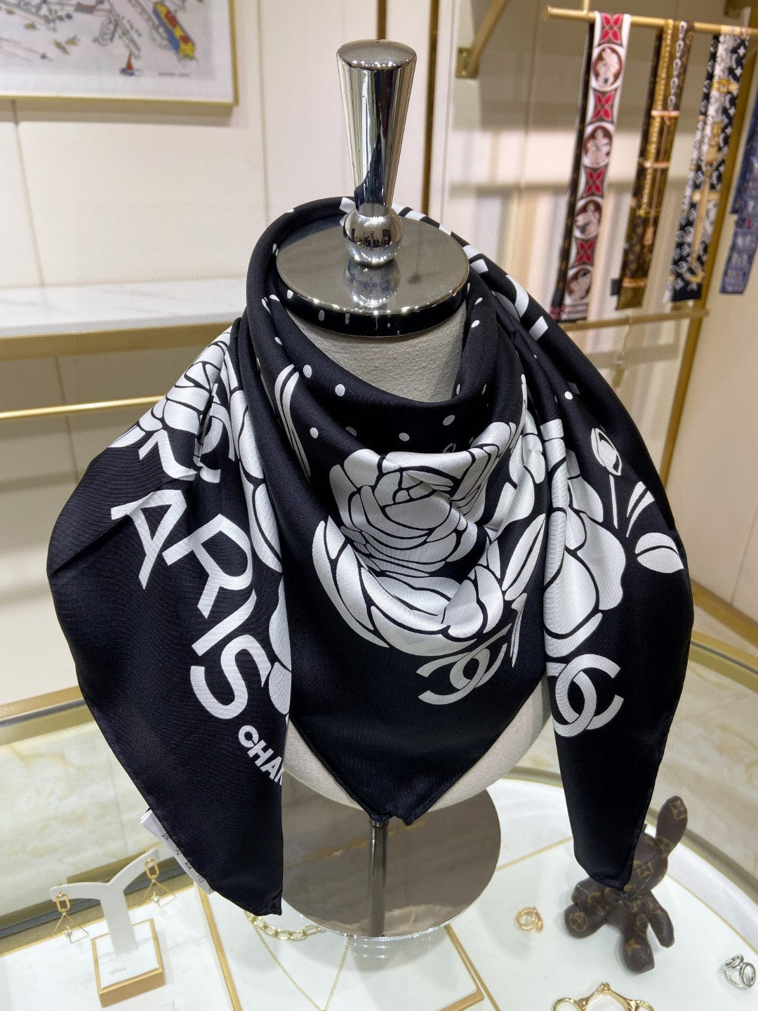 Trendy Silk Scarf: Multipurpose Design to Elevate Your Fashion Game