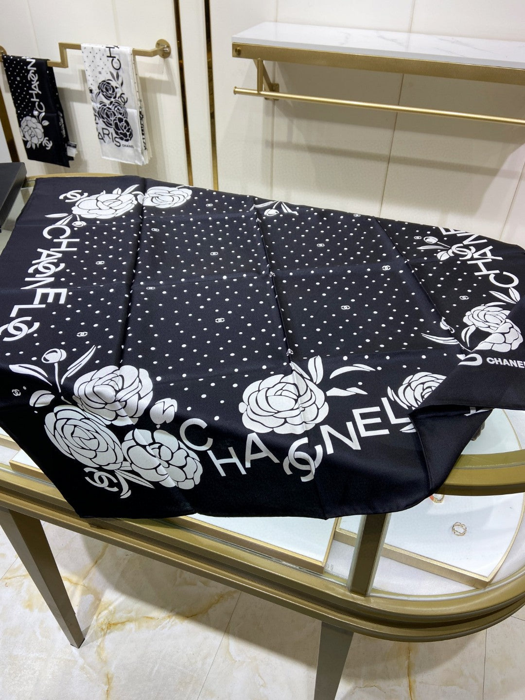 Trendy Silk Scarf: Multipurpose Design to Elevate Your Fashion Game