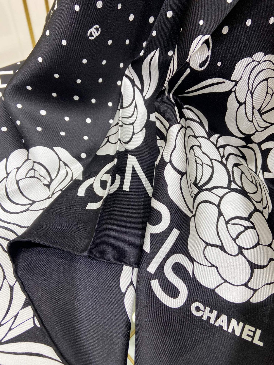 Trendy Silk Scarf: Multipurpose Design to Elevate Your Fashion Game