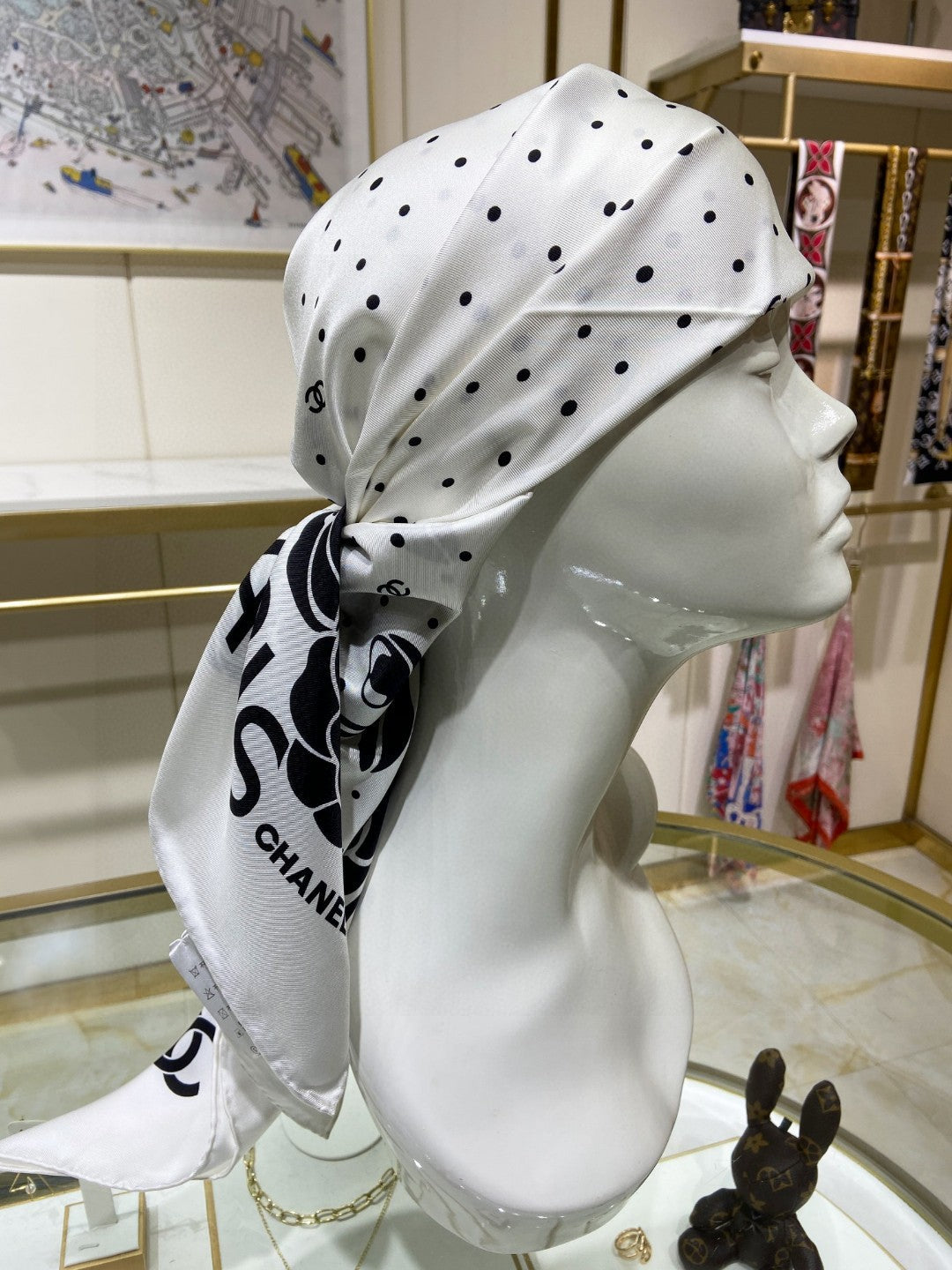 Trendy Silk Scarf: Multipurpose Design to Elevate Your Fashion Game