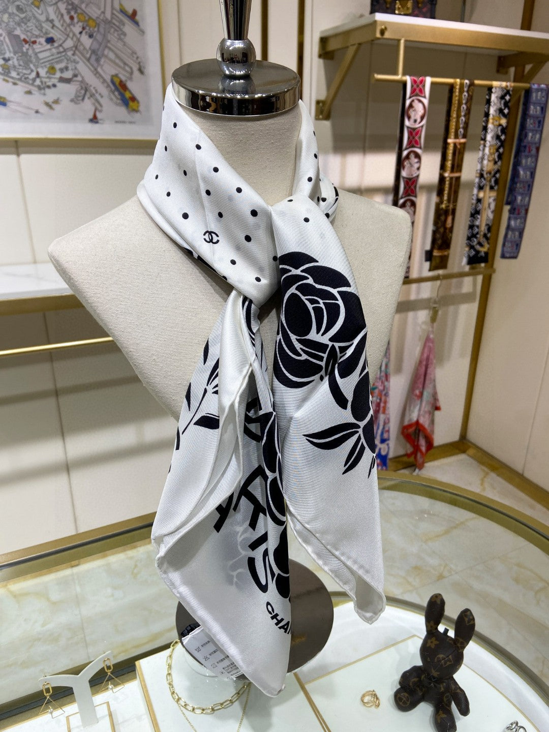 Trendy Silk Scarf: Multipurpose Design to Elevate Your Fashion Game
