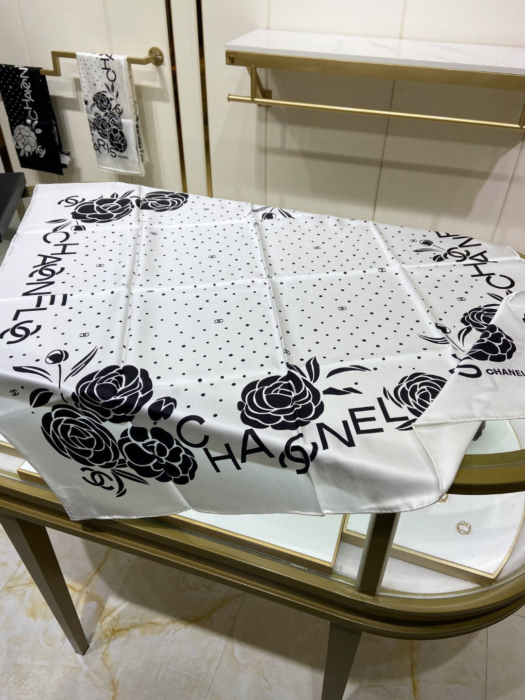 Trendy Silk Scarf: Multipurpose Design to Elevate Your Fashion Game