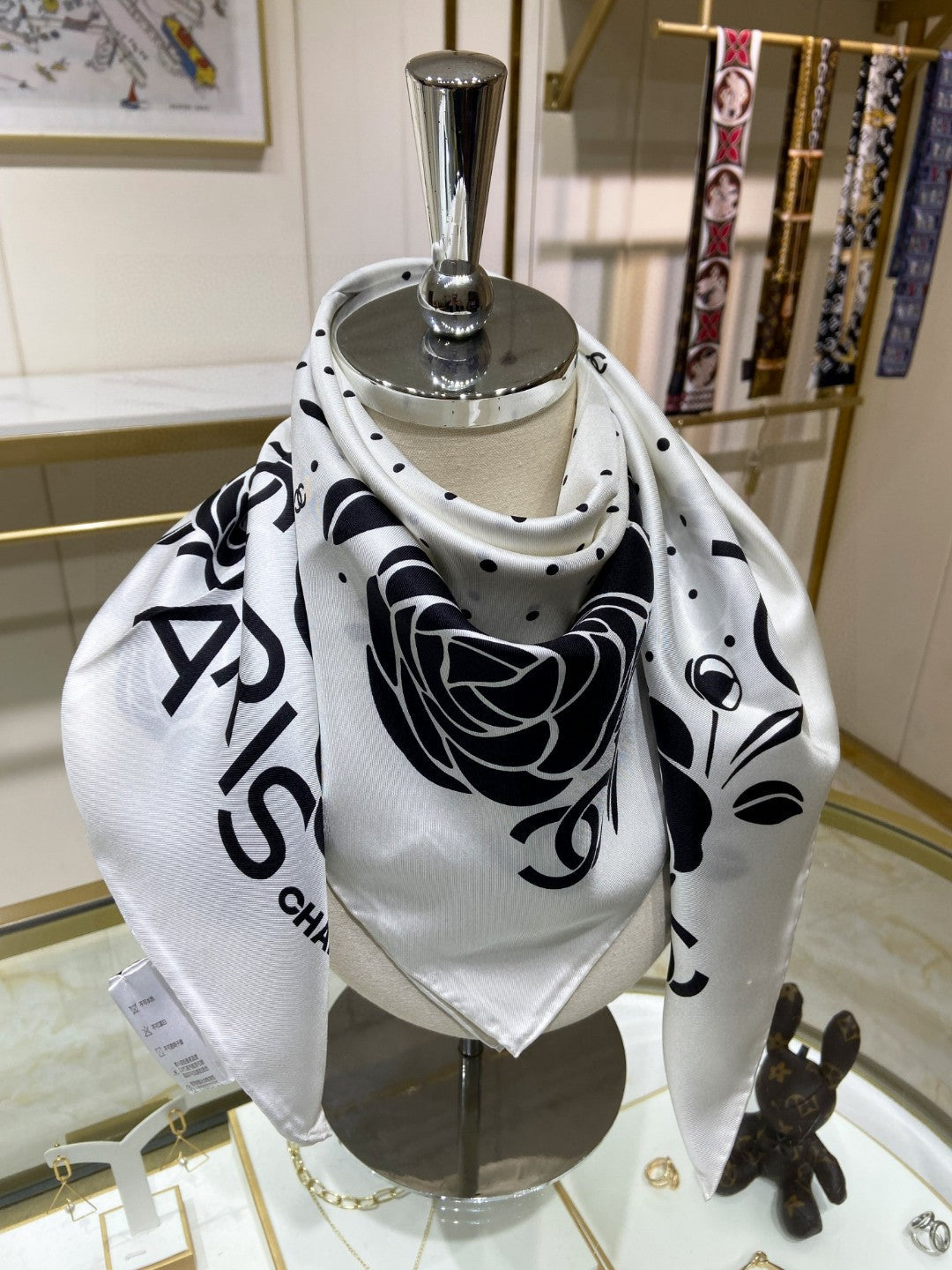 Trendy Silk Scarf: Multipurpose Design to Elevate Your Fashion Game