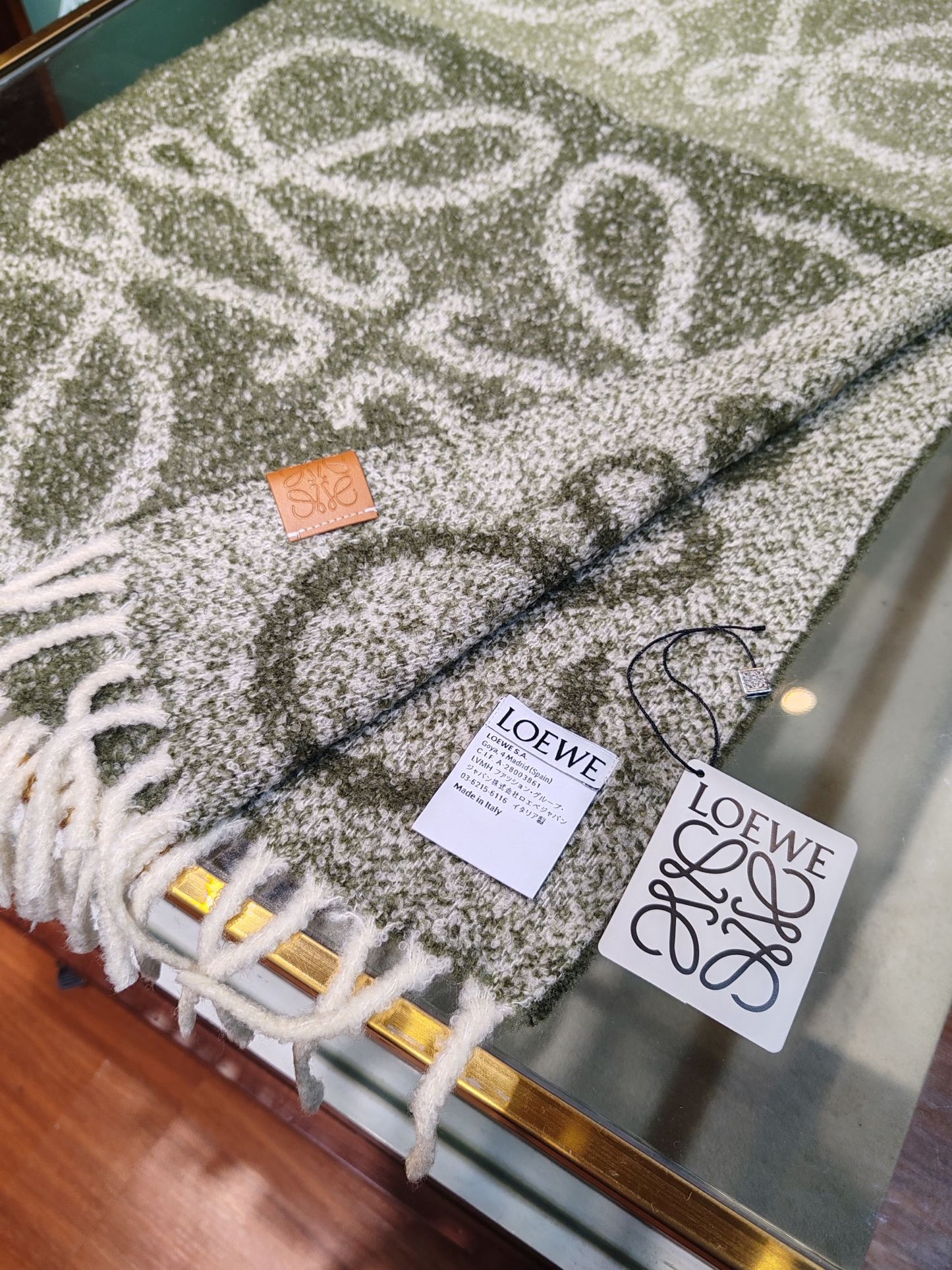 Oversized Cashmere Scarf – Extra Warmth with a Chic, Drapey Silhouette