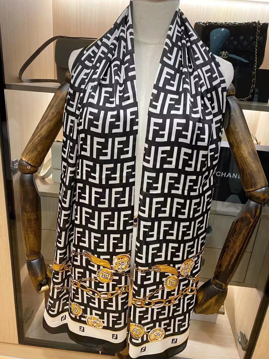 Trendy Versatile Silk Scarf (Oversized): Upgrade Your Wardrobe Instantly
