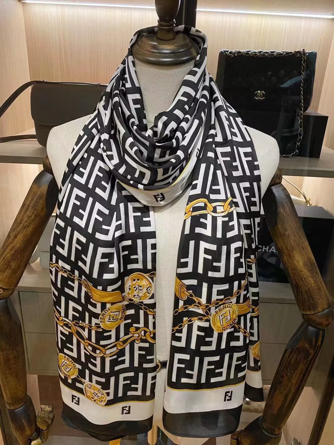 Trendy Versatile Silk Scarf (Oversized): Upgrade Your Wardrobe Instantly