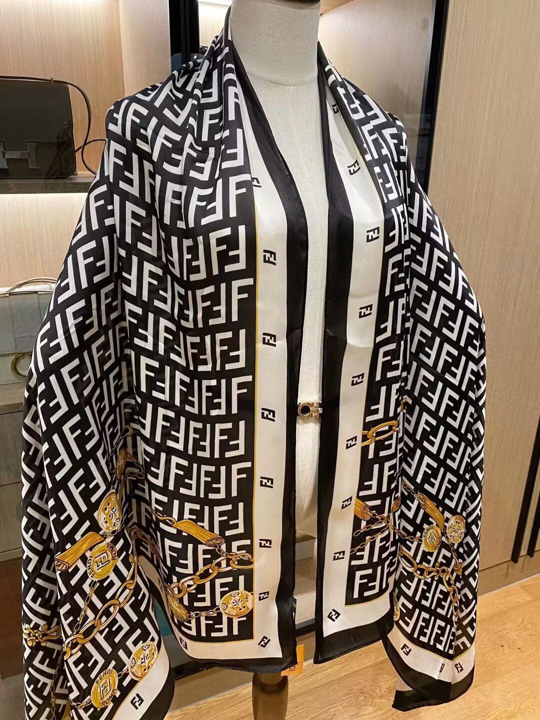 Trendy Versatile Silk Scarf (Oversized): Upgrade Your Wardrobe Instantly
