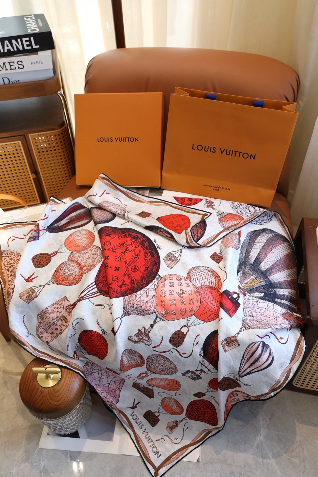 Chic Silk Scarf: Blend Versatility & Fashion for All-Season Style
