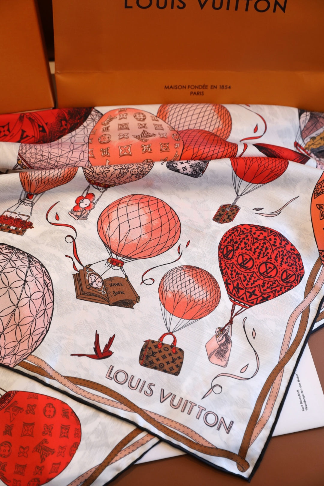 Chic Silk Scarf: Blend Versatility & Fashion for All-Season Style