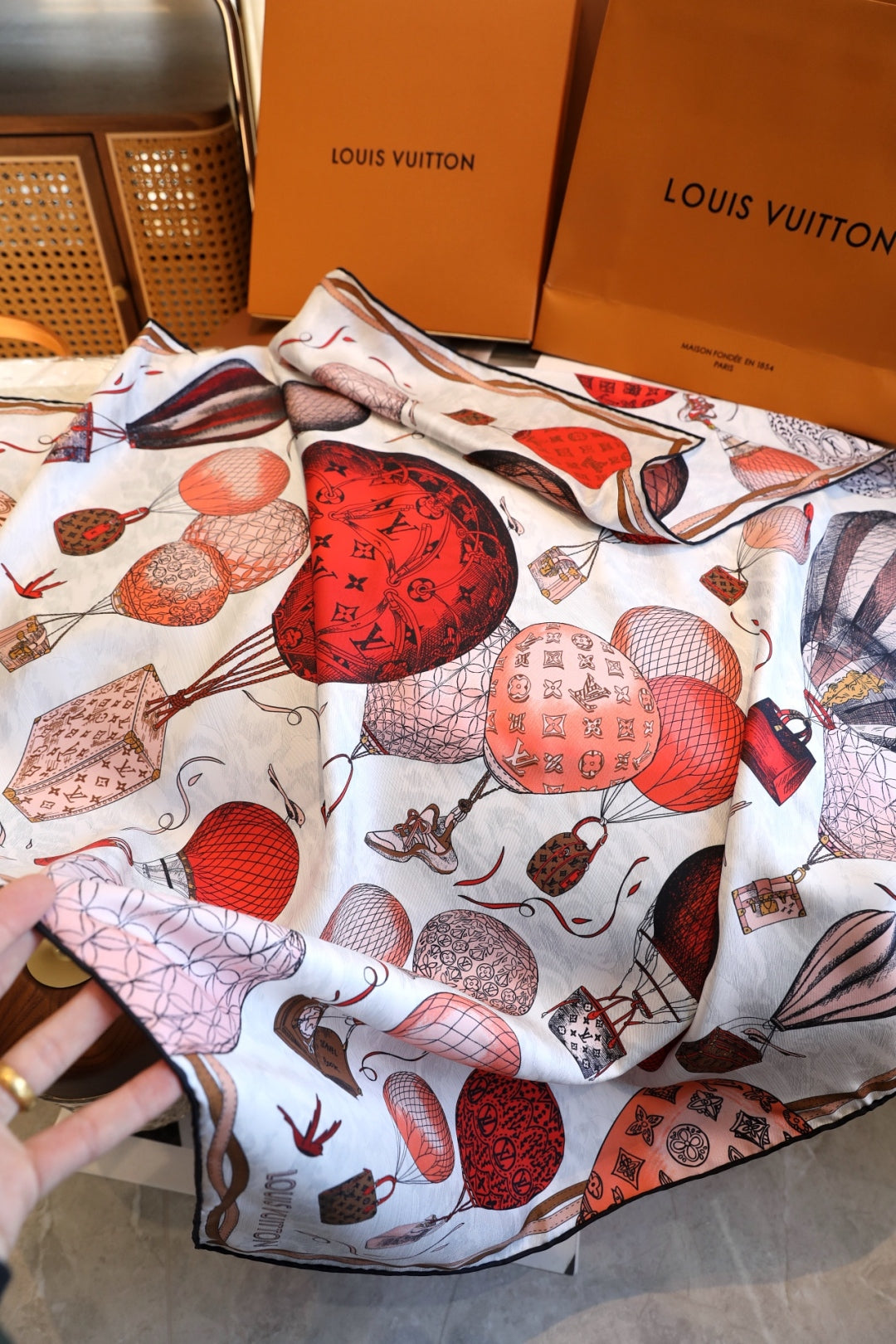 Chic Silk Scarf: Blend Versatility & Fashion for All-Season Style