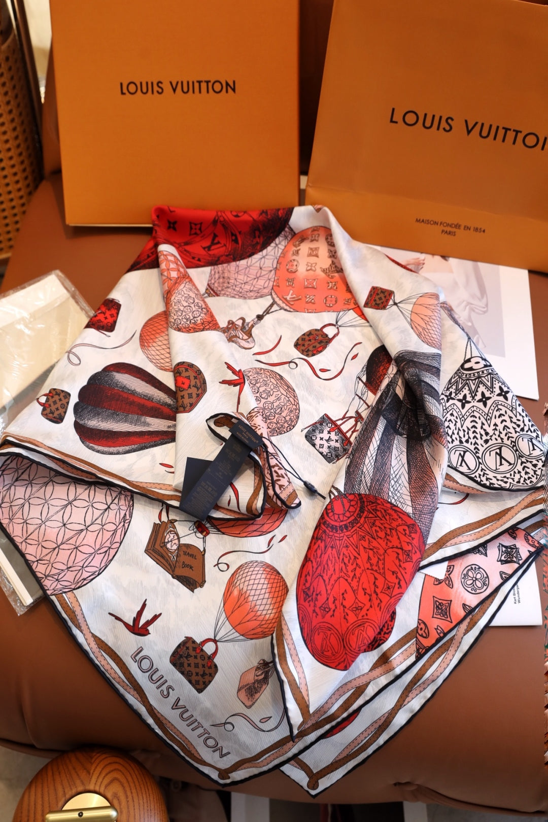 Chic Silk Scarf: Blend Versatility & Fashion for All-Season Style