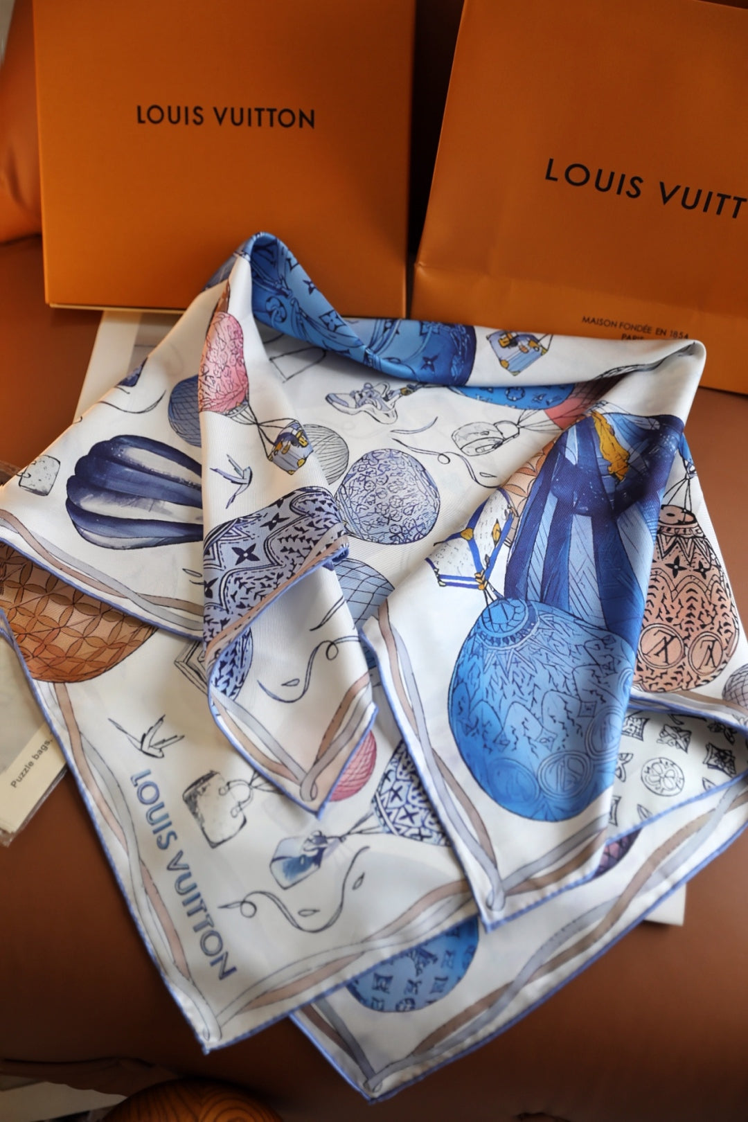 Chic Silk Scarf: Blend Versatility & Fashion for All-Season Style