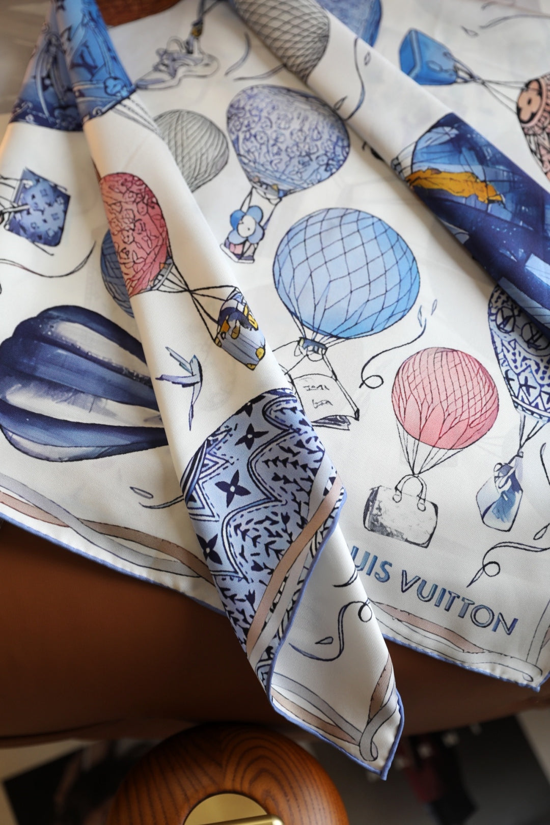 Chic Silk Scarf: Blend Versatility & Fashion for All-Season Style