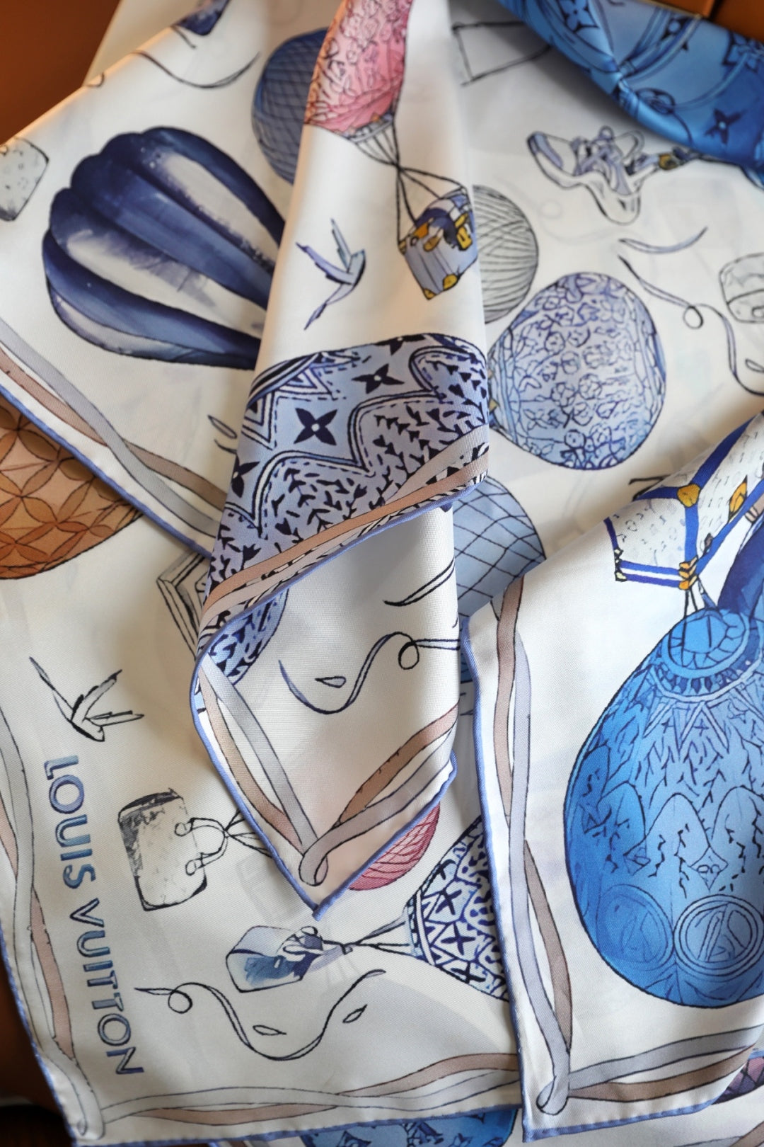 Chic Silk Scarf: Blend Versatility & Fashion for All-Season Style