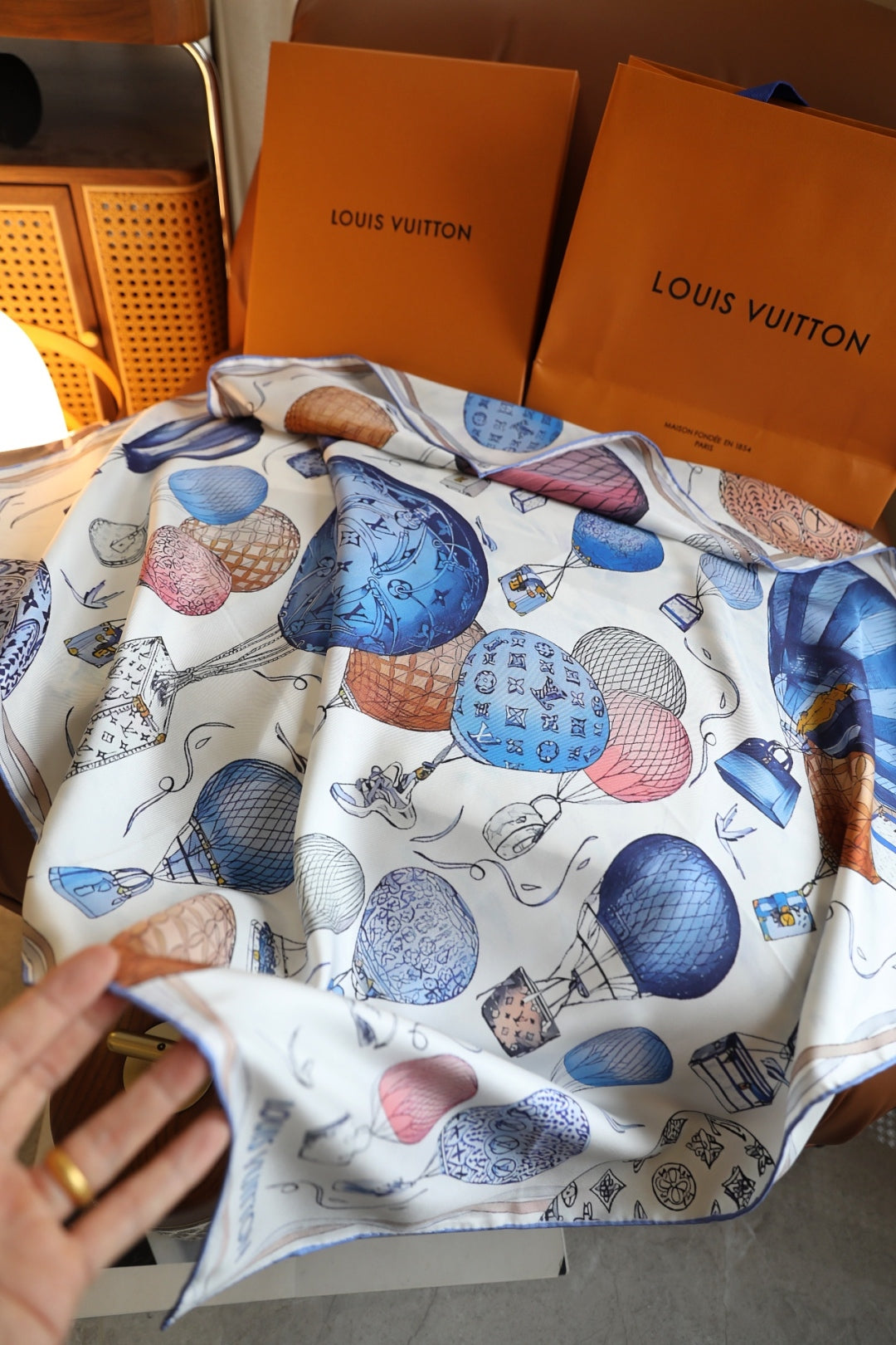 Chic Silk Scarf: Blend Versatility & Fashion for All-Season Style