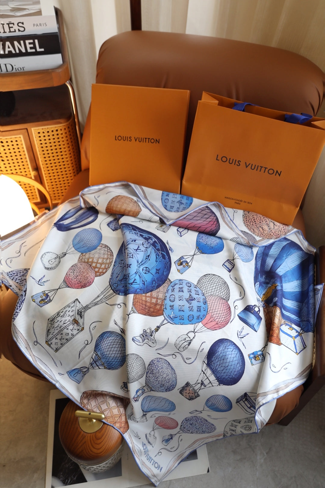 Chic Silk Scarf: Blend Versatility & Fashion for All-Season Style