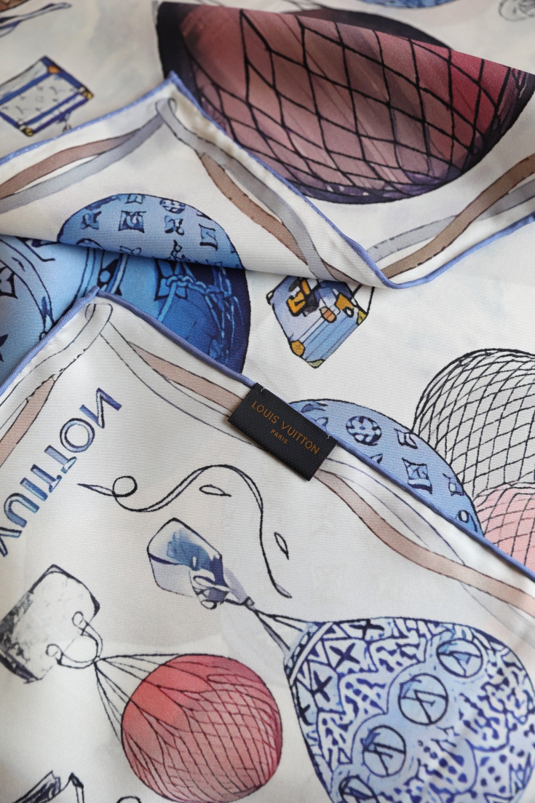 Chic Silk Scarf: Blend Versatility & Fashion for All-Season Style