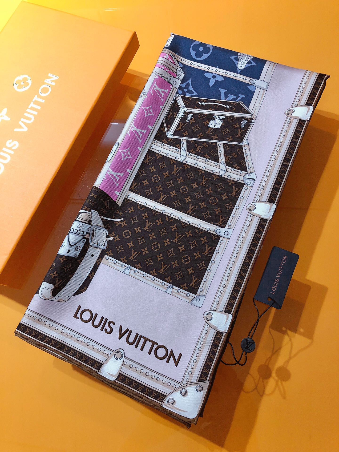 Modern Chic Meets Versatility: Soft Silk Scarf for Seasonless Fashion