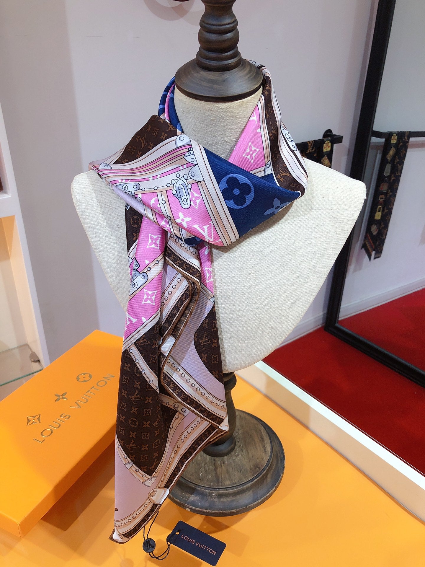 Modern Chic Meets Versatility: Soft Silk Scarf for Seasonless Fashion