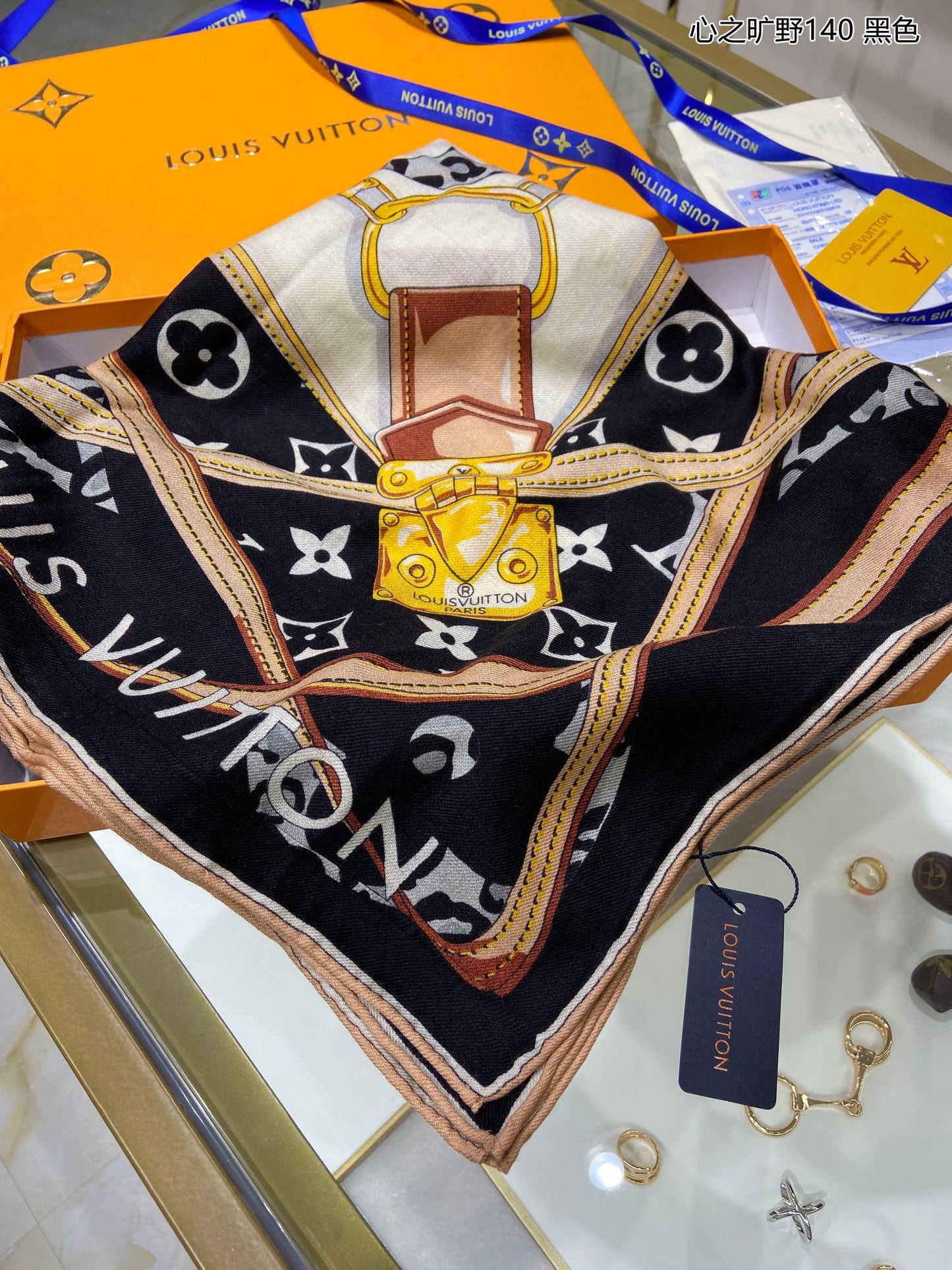 Elevate Any Look: Classic Print Silk Scarf – The Ultimate Versatile Accessory