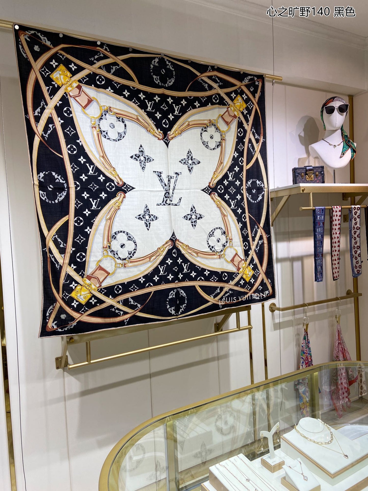Elevate Any Look: Classic Print Silk Scarf – The Ultimate Versatile Accessory