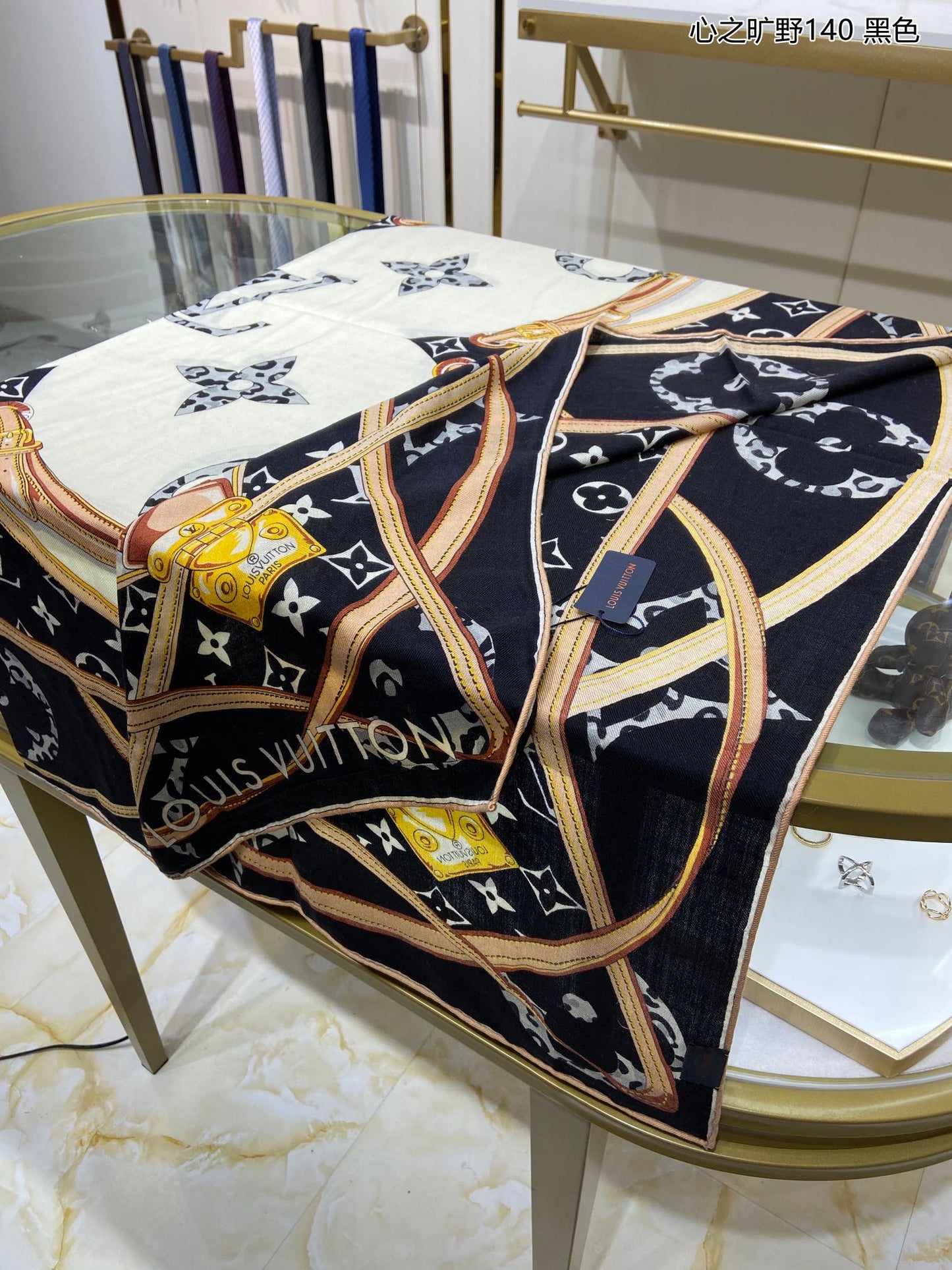 Elevate Any Look: Classic Print Silk Scarf – The Ultimate Versatile Accessory