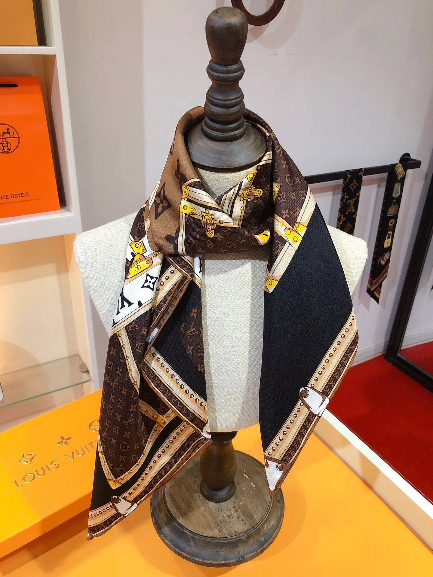 Modern Chic Meets Versatility: Soft Silk Scarf for Seasonless Fashion