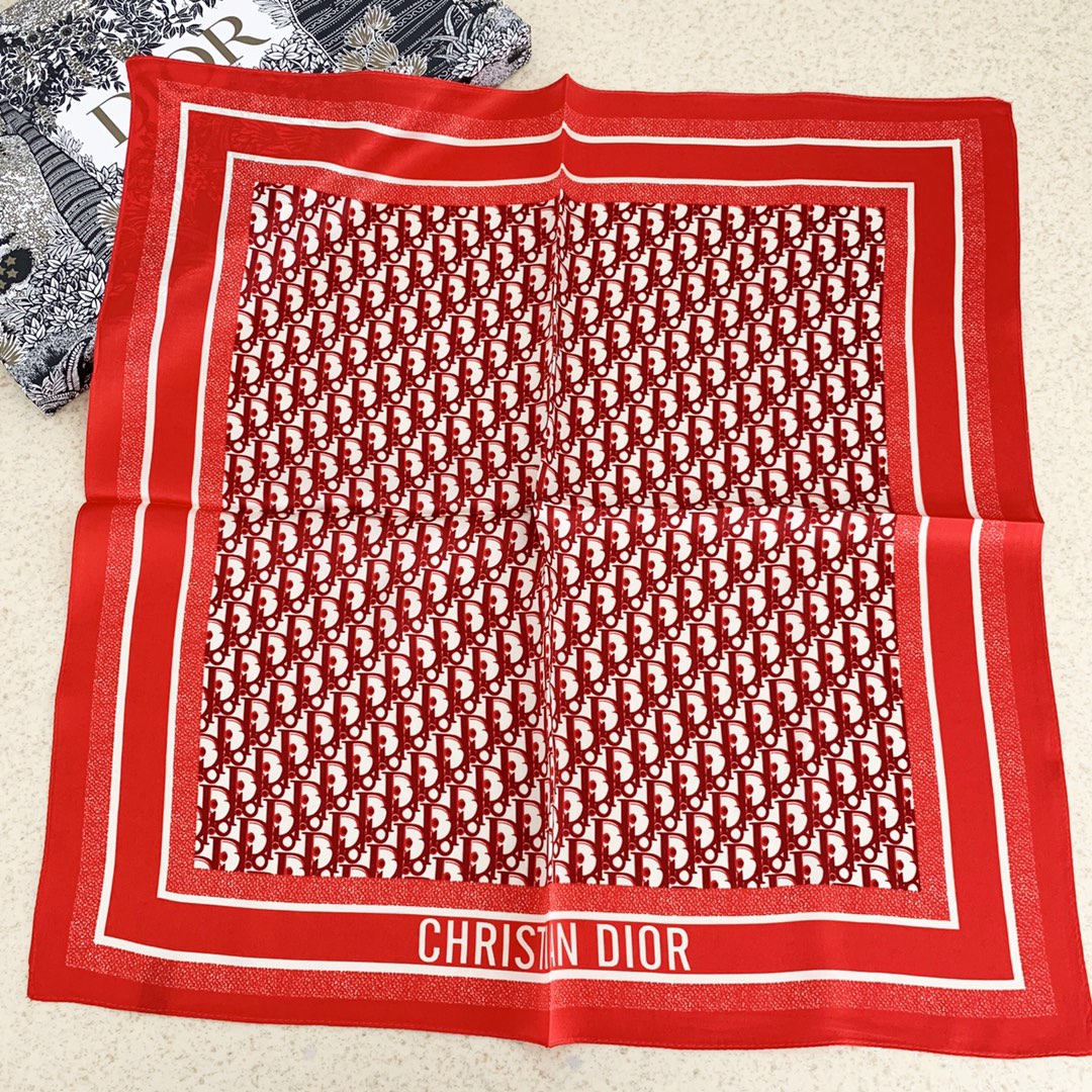 Mix & Match Magic: (Versatile) Silk Scarves for Daily Chic