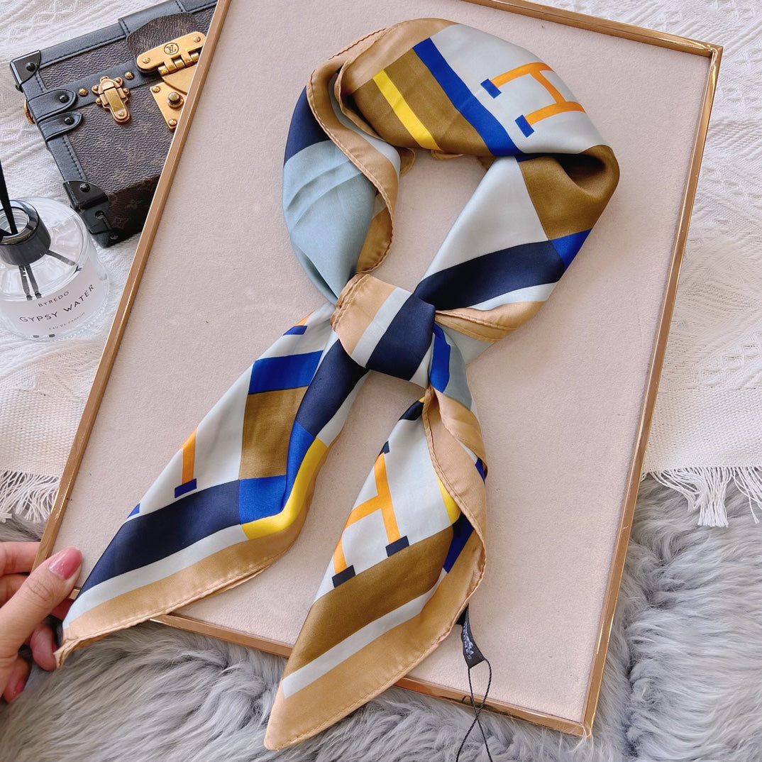 Minimalist Glam: Versatile Silk Scarf – The Ultimate Accessory for Effortless Fashion