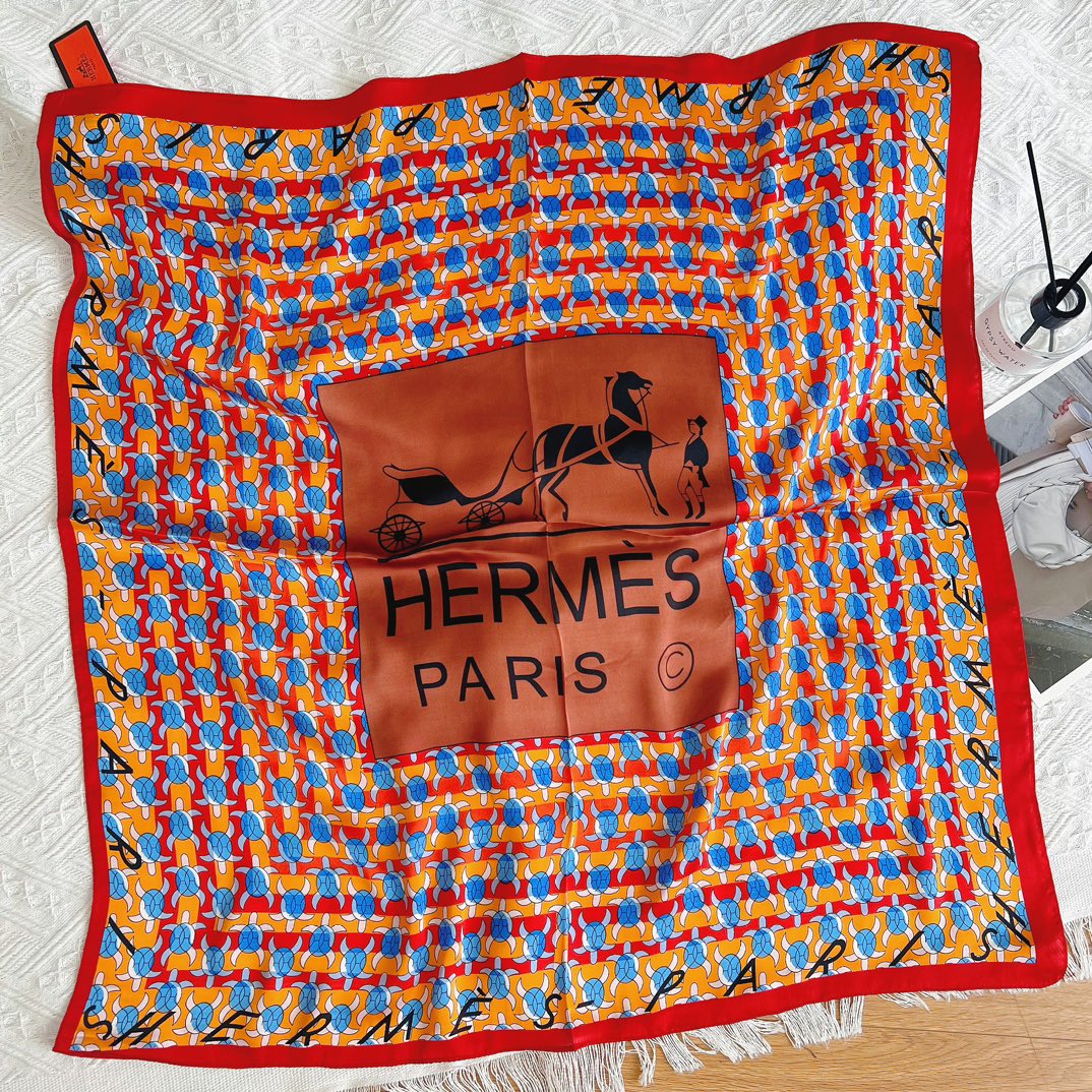 Seasonless Style: Trendy Silk Scarf – Perfect for Spring, Summer, Fall & Winter