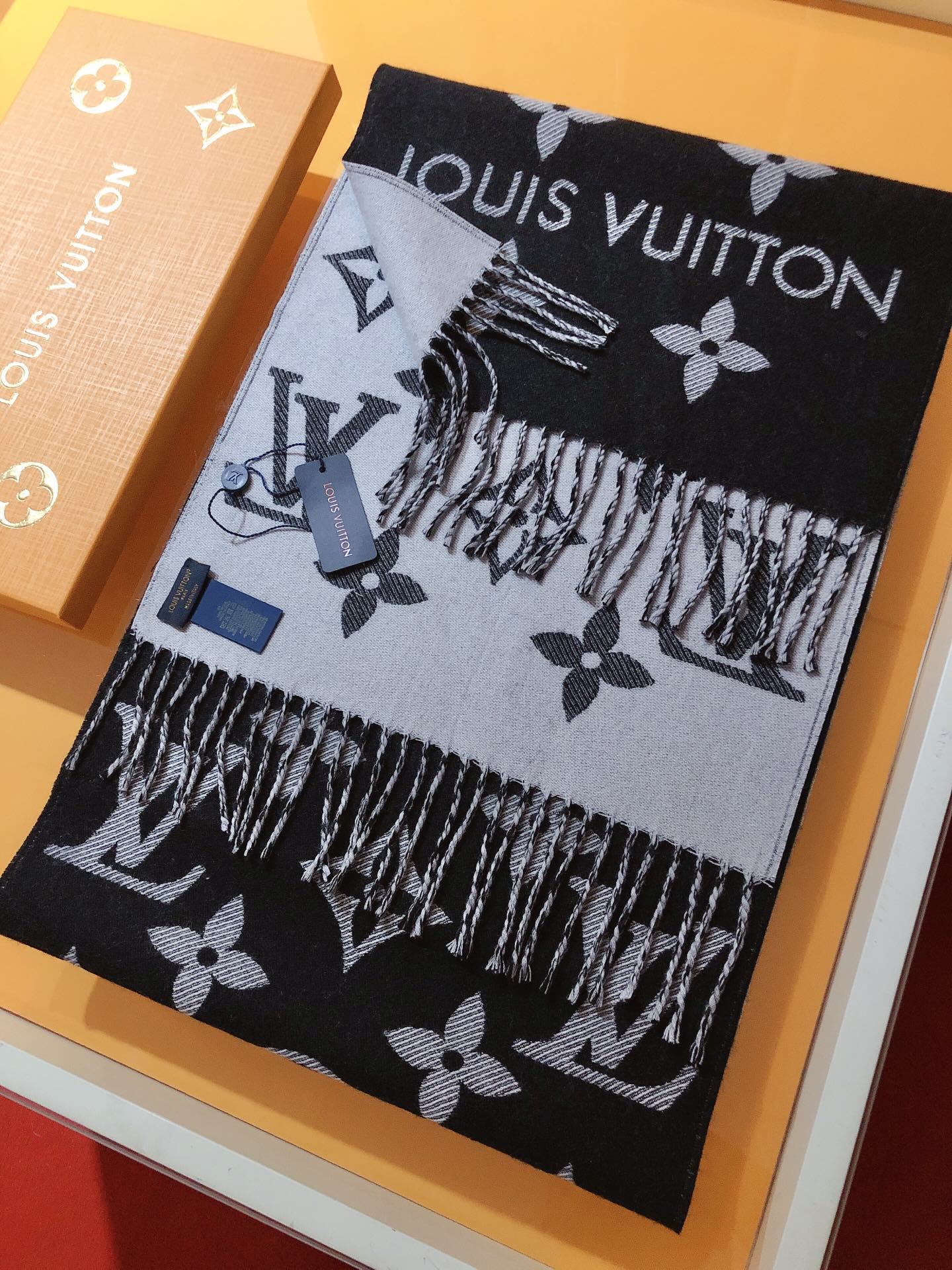 Gift-Worthy Cashmere Scarf – Elegant Packaging for Birthdays, Holidays & Anniversaries