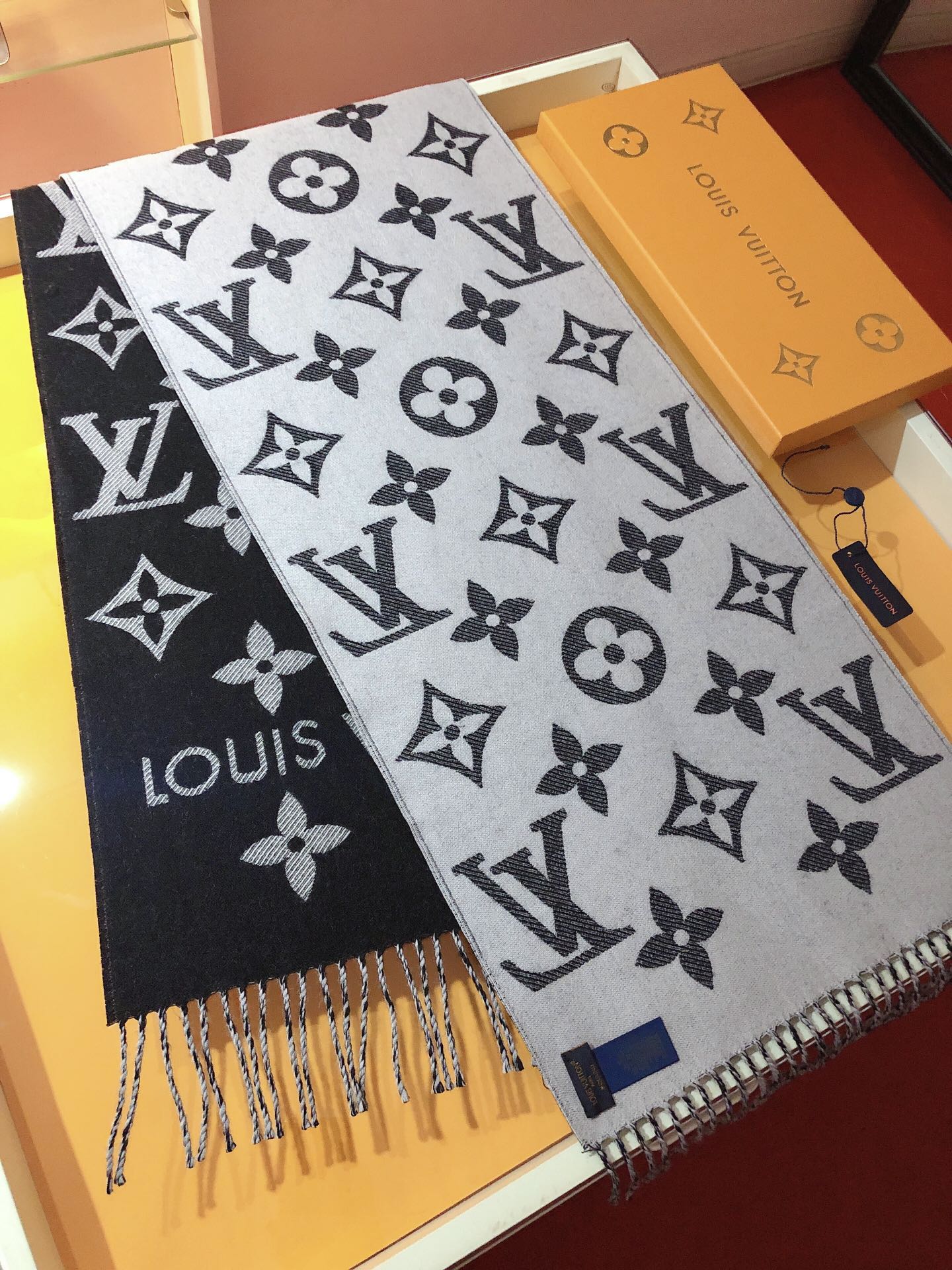 Gift-Worthy Cashmere Scarf – Elegant Packaging for Birthdays, Holidays & Anniversaries