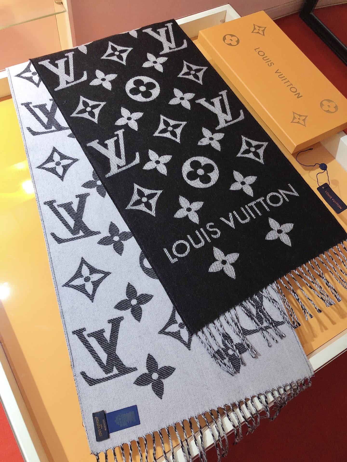 Gift-Worthy Cashmere Scarf – Elegant Packaging for Birthdays, Holidays & Anniversaries