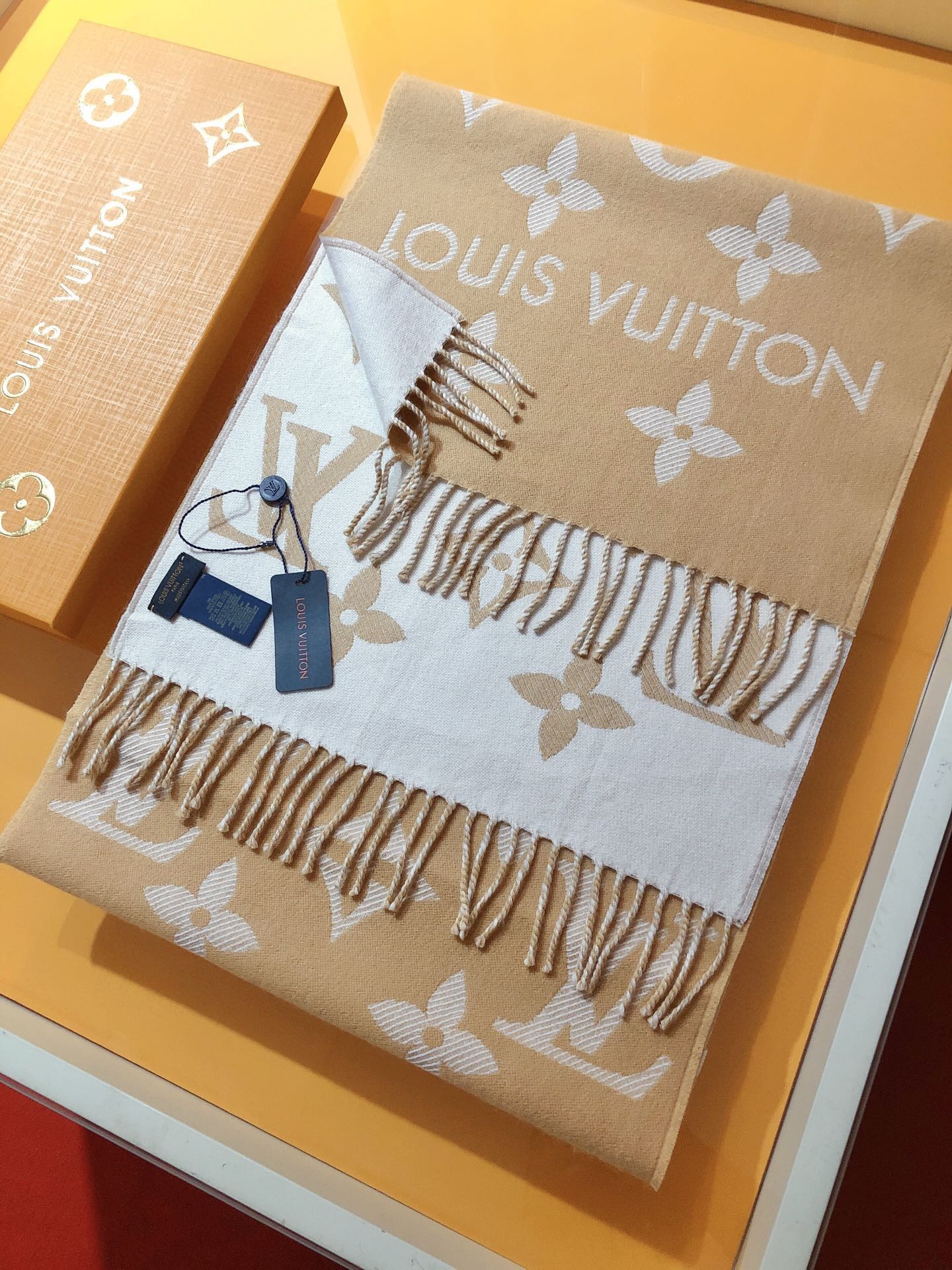 Gift-Worthy Cashmere Scarf – Elegant Packaging for Birthdays, Holidays & Anniversaries