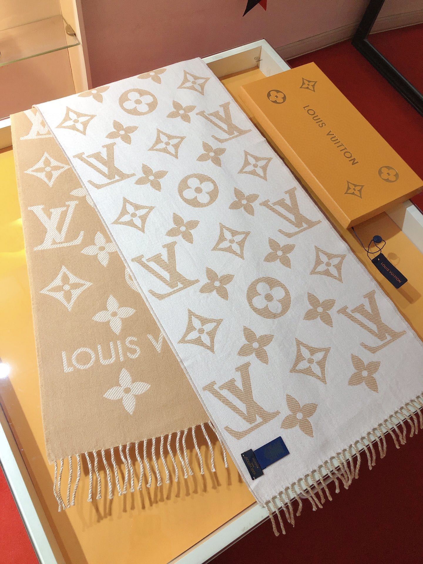 Gift-Worthy Cashmere Scarf – Elegant Packaging for Birthdays, Holidays & Anniversaries