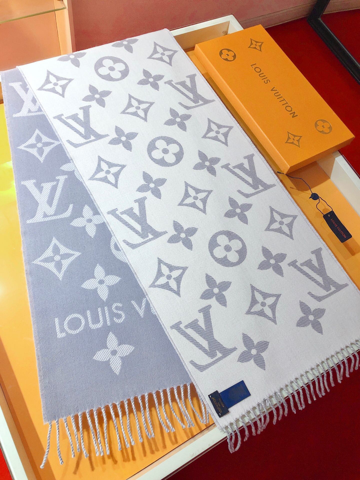 Gift-Worthy Cashmere Scarf – Elegant Packaging for Birthdays, Holidays & Anniversaries