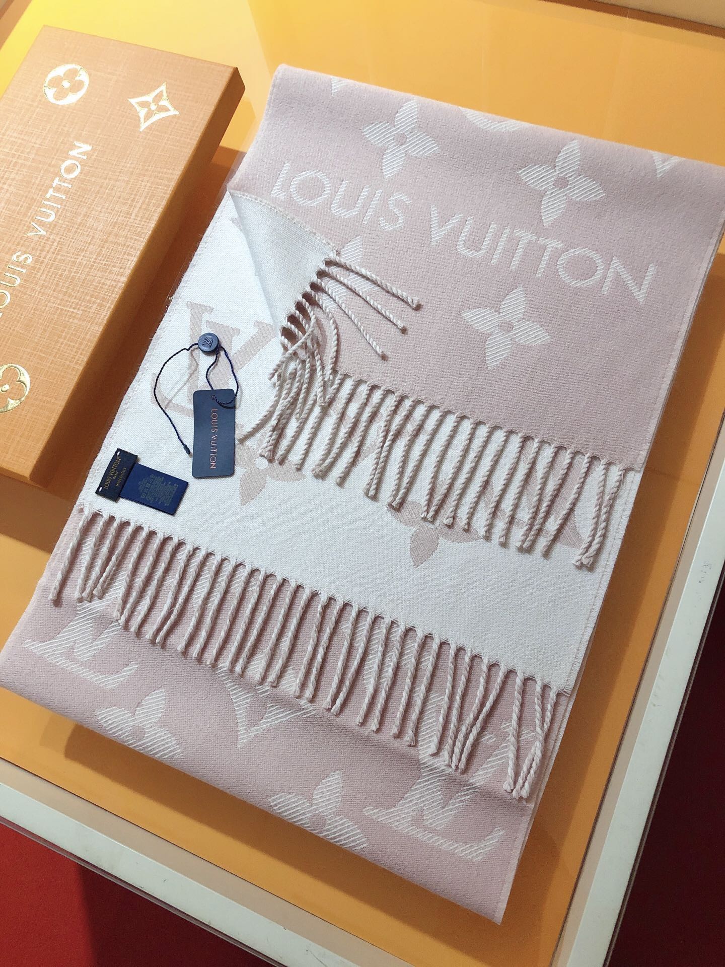 Gift-Worthy Cashmere Scarf – Elegant Packaging for Birthdays, Holidays & Anniversaries