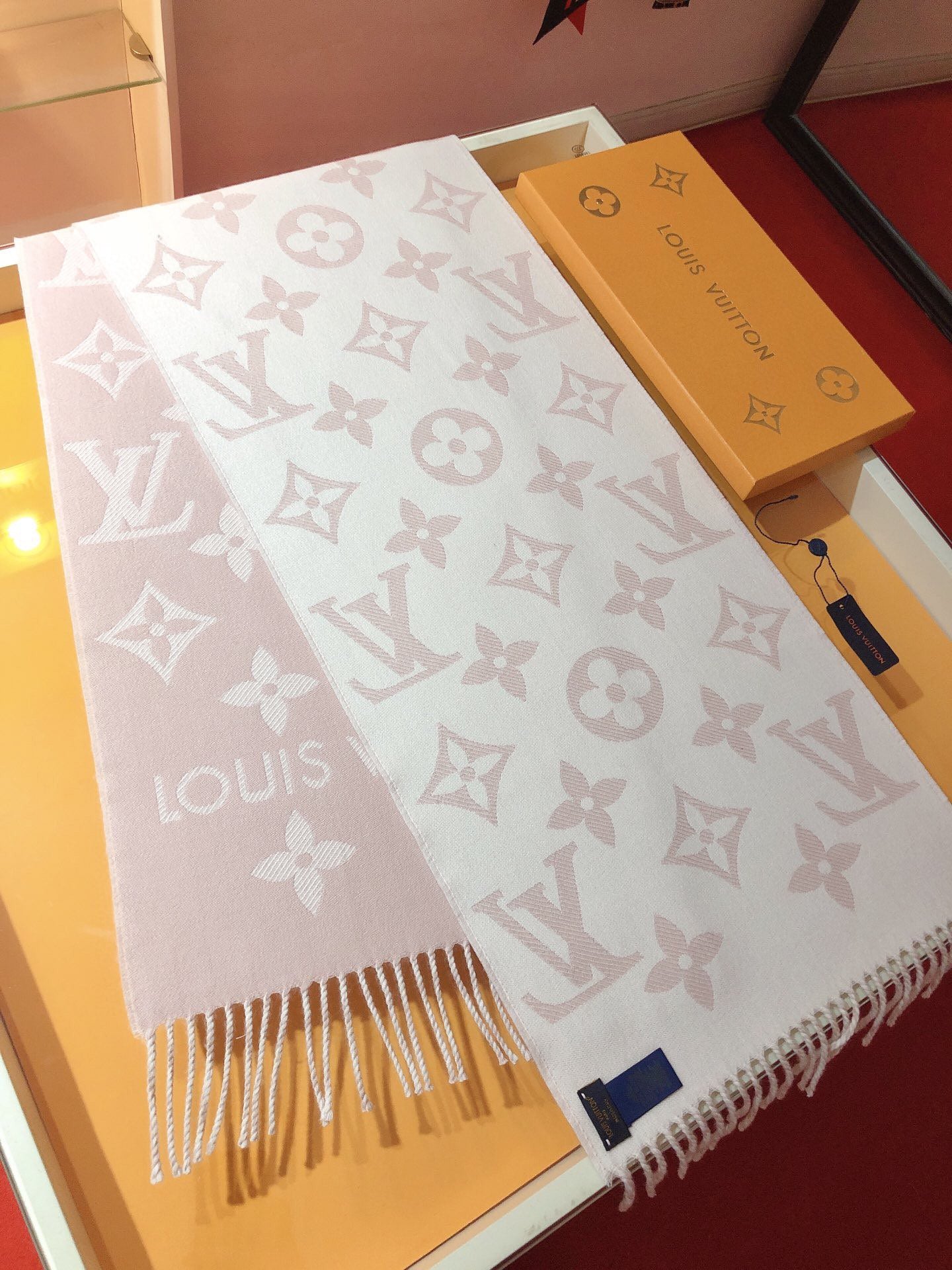 Gift-Worthy Cashmere Scarf – Elegant Packaging for Birthdays, Holidays & Anniversaries