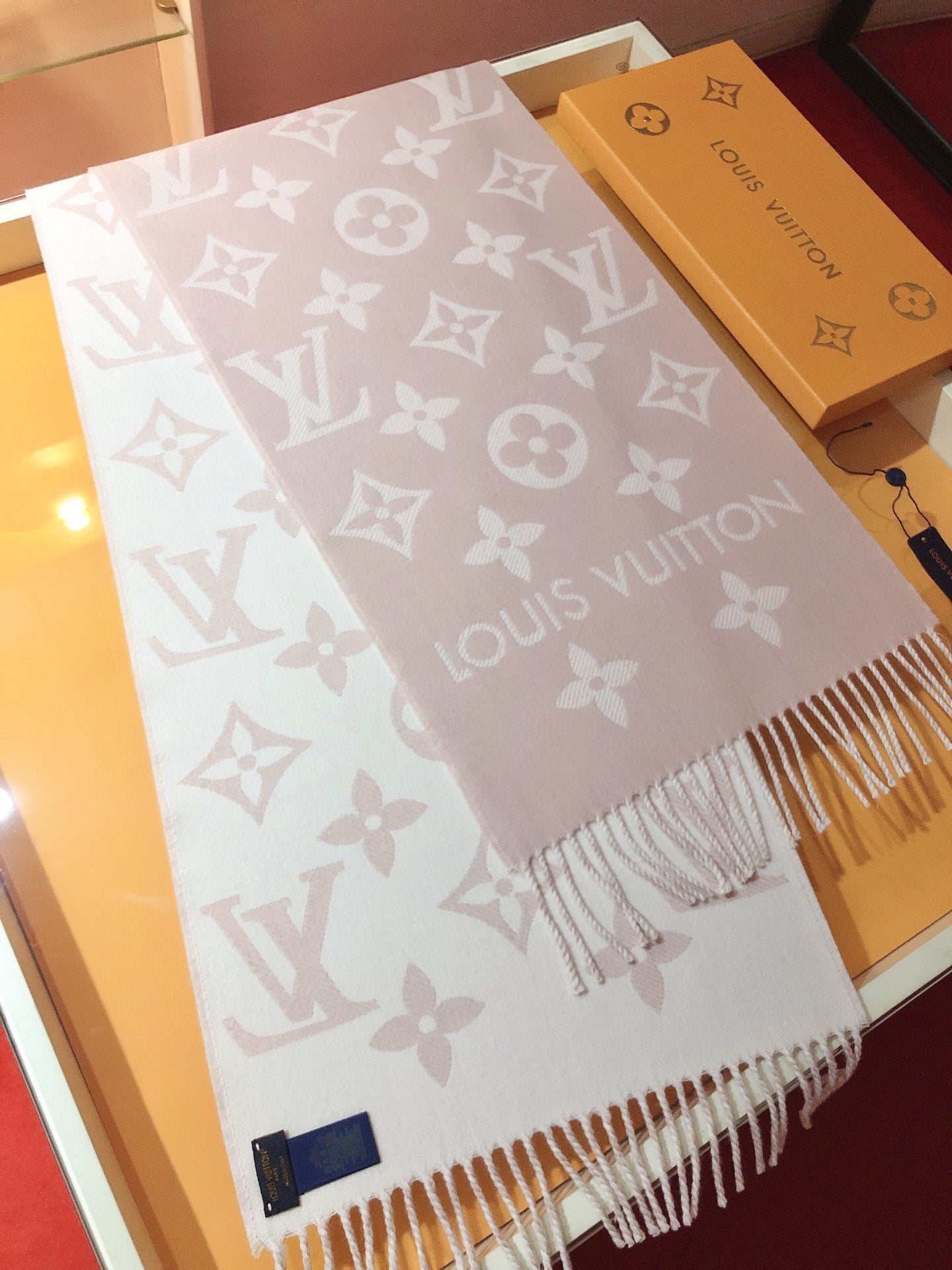 Gift-Worthy Cashmere Scarf – Elegant Packaging for Birthdays, Holidays & Anniversaries
