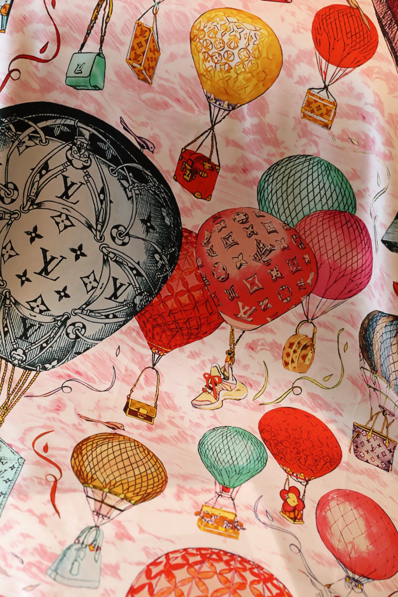 Chic Silk Scarf: Blend Versatility & Fashion for All-Season Style