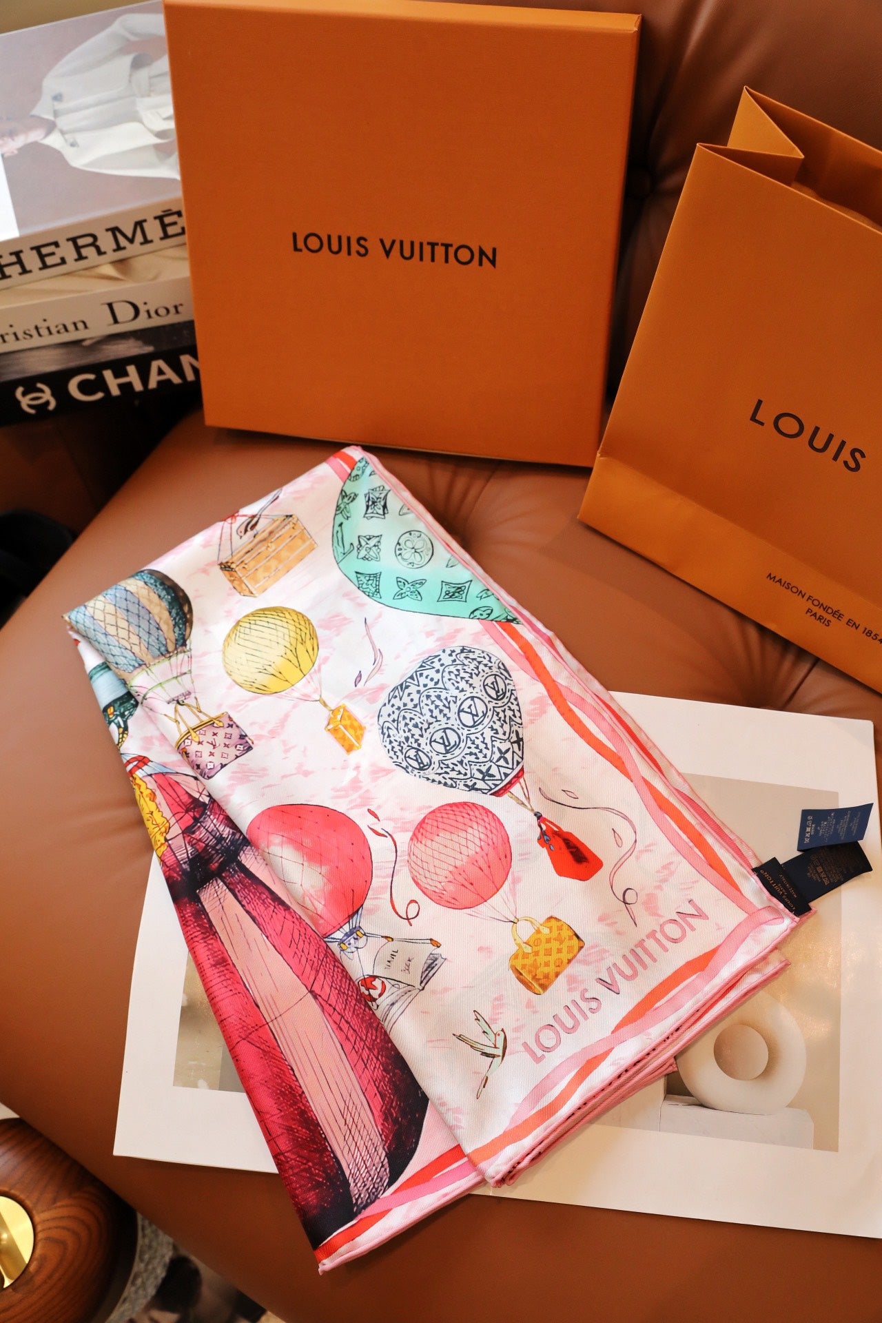 Chic Silk Scarf: Blend Versatility & Fashion for All-Season Style