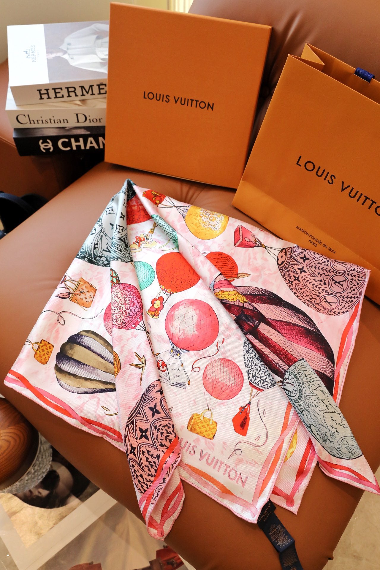 Chic Silk Scarf: Blend Versatility & Fashion for All-Season Style